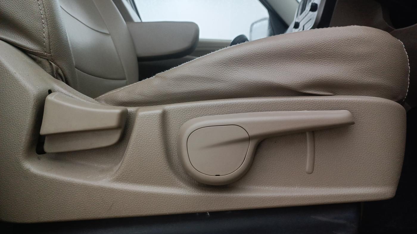 2015 Mahindra TUV300 T8, Diesel, Manual, 1,30,605 km, Driver Side Adjustment Panel