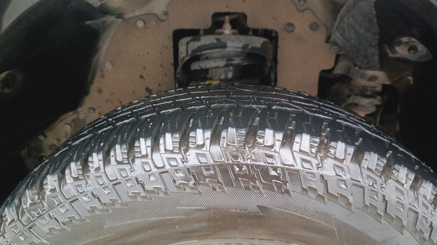 2015 Mahindra TUV300 T8, Diesel, Manual, 1,30,605 km, Right Front Tyre Tread