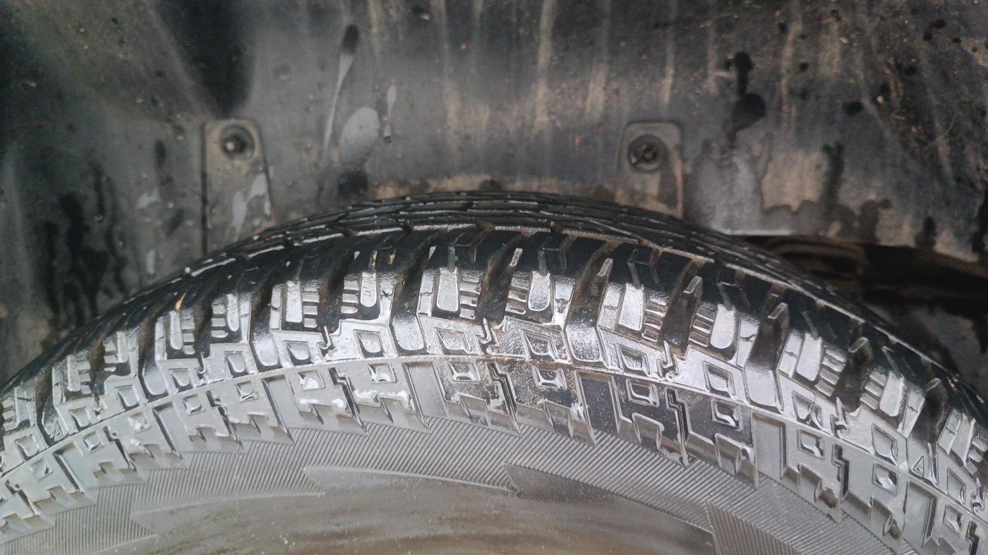 2015 Mahindra TUV300 T8, Diesel, Manual, 1,30,605 km, Right Rear Tyre Tread