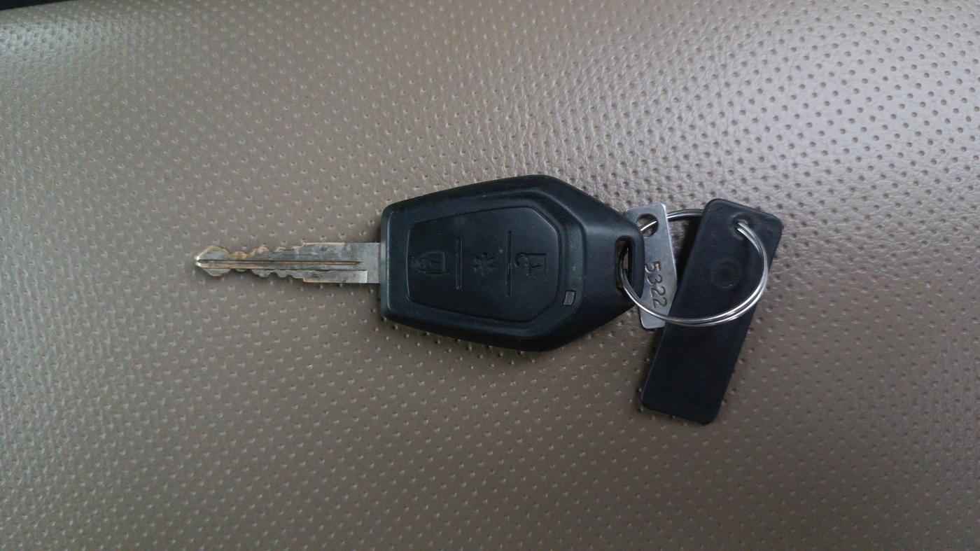 2015 Mahindra TUV300 T8, Diesel, Manual, 1,30,605 km, Key Close Up