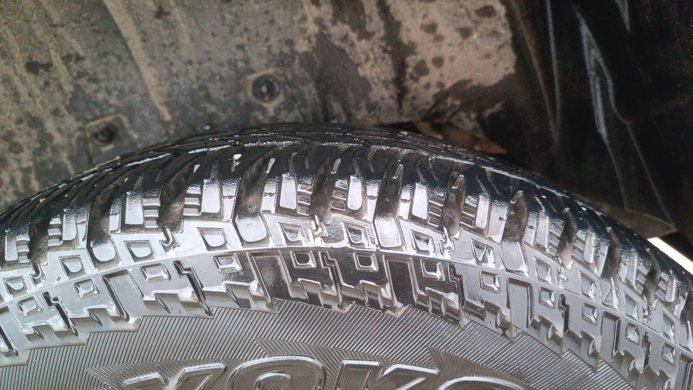 2015 Mahindra TUV300 T8, Diesel, Manual, 1,30,605 km, Left Rear Tyre Tread