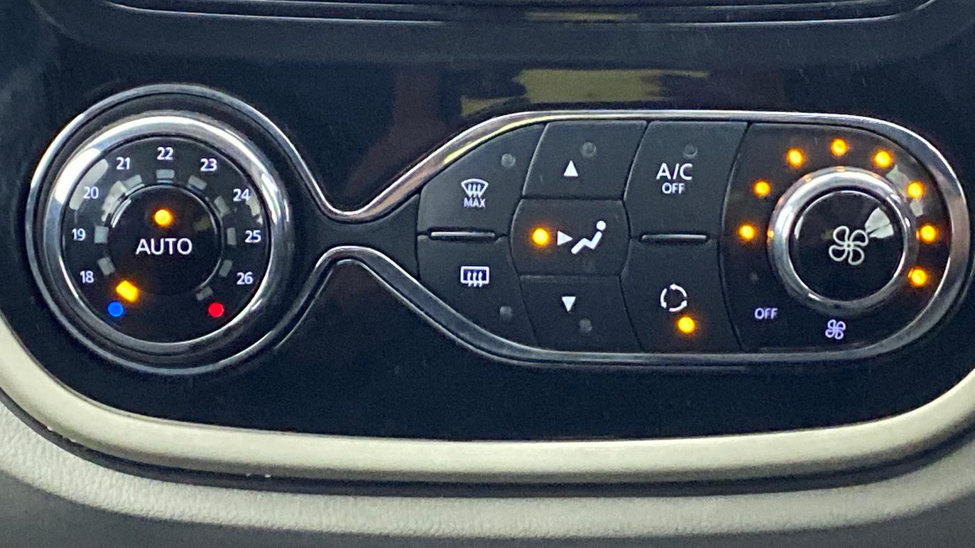 2018 Renault Captur RXE PETROL MT, Petrol, Manual, 28,702 km, Automatic Climate Control