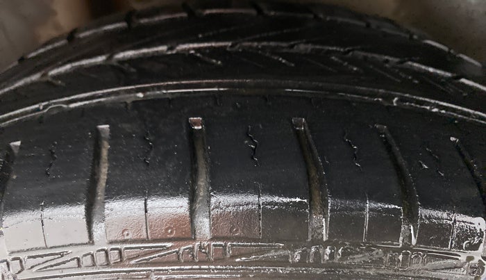 2014 Volkswagen Vento HIGHLINE PETROL AT, Petrol, Automatic, 42,765 km, Right Rear Tyre Tread