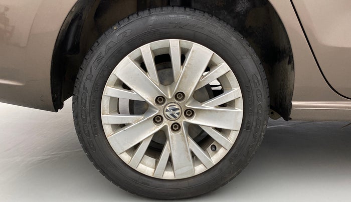 2014 Volkswagen Vento HIGHLINE PETROL AT, Petrol, Automatic, 42,765 km, Right Rear Wheel