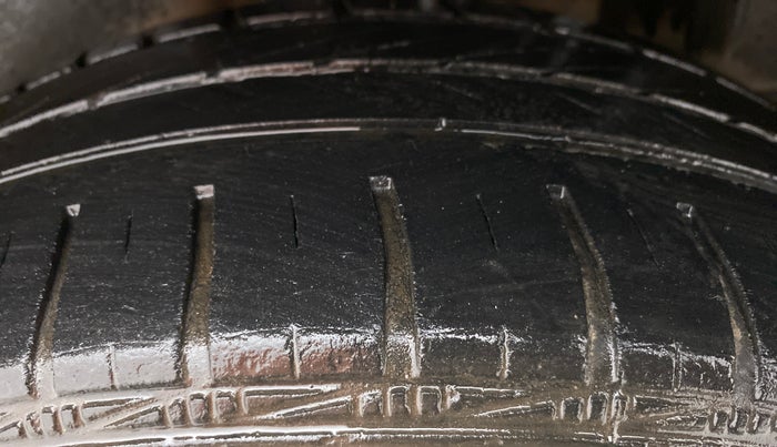 2014 Volkswagen Vento HIGHLINE PETROL AT, Petrol, Automatic, 42,765 km, Left Rear Tyre Tread