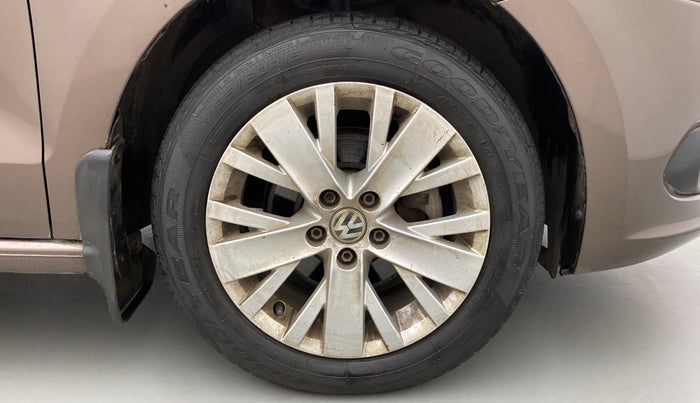 2014 Volkswagen Vento HIGHLINE PETROL AT, Petrol, Automatic, 42,765 km, Right Front Wheel