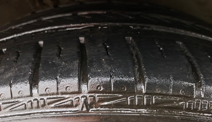 2014 Volkswagen Vento HIGHLINE PETROL AT, Petrol, Automatic, 42,765 km, Right Front Tyre Tread