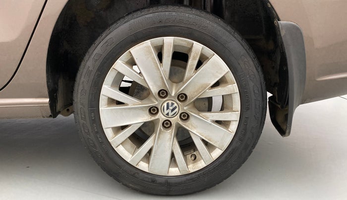 2014 Volkswagen Vento HIGHLINE PETROL AT, Petrol, Automatic, 42,765 km, Left Rear Wheel