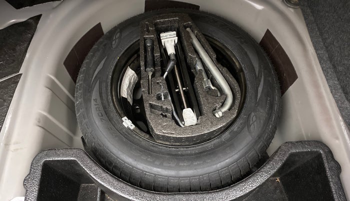 2014 Volkswagen Vento HIGHLINE PETROL AT, Petrol, Automatic, 42,765 km, Spare Tyre