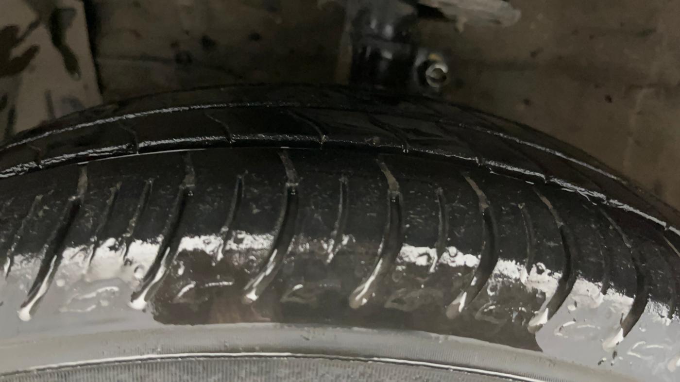 2014 Maruti Ciaz ZXI, Petrol, Manual, 76,034 km, Left Front Tyre Tread