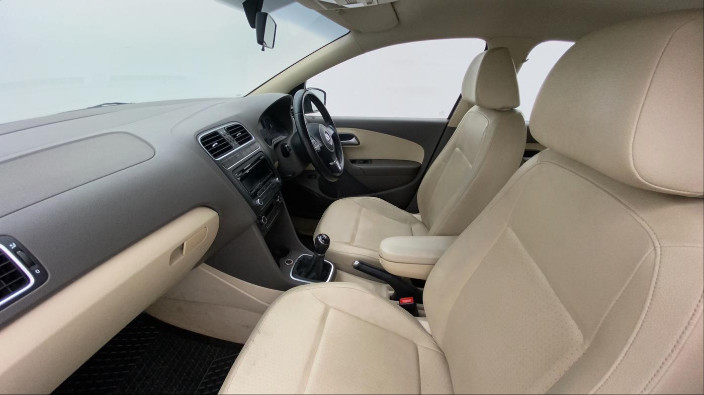 2013 Volkswagen Vento HIGHLINE DIESEL 1.6, Diesel, Manual, 81,635 km, Right Side Front Door Cabin