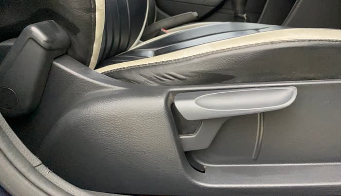 2015 Volkswagen Polo COMFORTLINE 1.2L, Petrol, Manual, 52,508 km, Driver Side Adjustment Panel