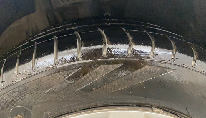 2017 Volkswagen Ameo COMFORTLINE PLUS 1.2L, Petrol, Manual, 84,816 km, Right Front Tyre Tread