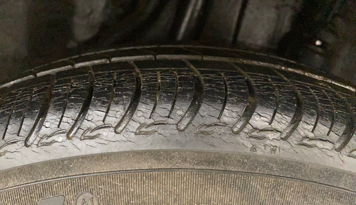 2015 Honda Brio S MT, Petrol, Manual, 29,301 km, Left Rear Tyre Tread