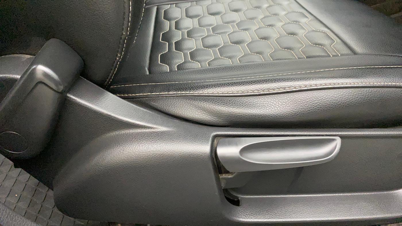 2019 Volkswagen Polo COMFORTLINE 1.0L MPI, Petrol, Manual, 68,399 km, Driver Side Adjustment Panel