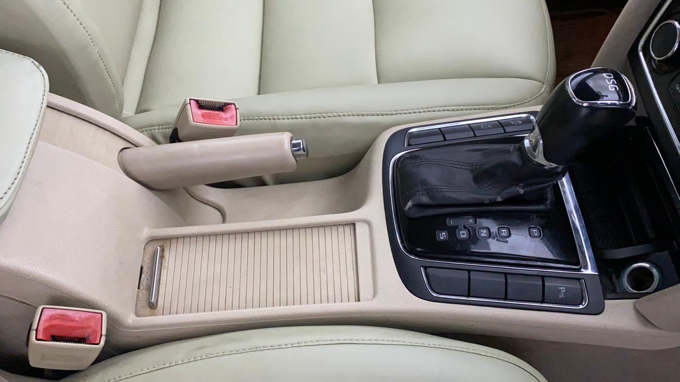 2015 Skoda Superb ELEGANCE 1.8 TSI AT, Petrol, Automatic, 71,019 km, Gear Lever