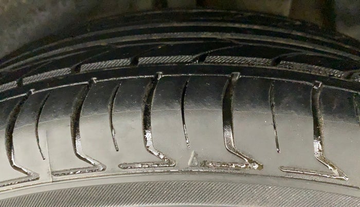 2016 Hyundai Creta SX PLUS 1.6 PETROL, Petrol, Manual, 1,22,446 km, Left Rear Tyre Tread