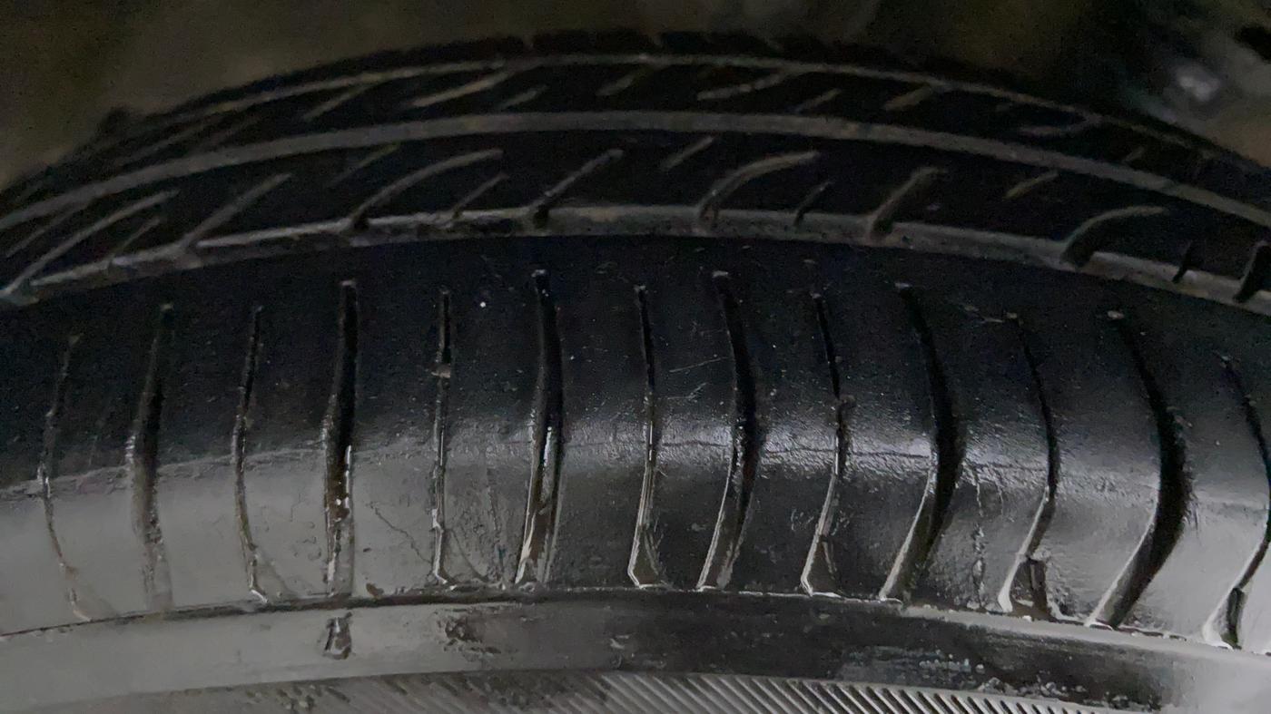 2017 Maruti Wagon R 1.0 LXI CNG, CNG, Manual, 50,351 km, Left Front Tyre Tread