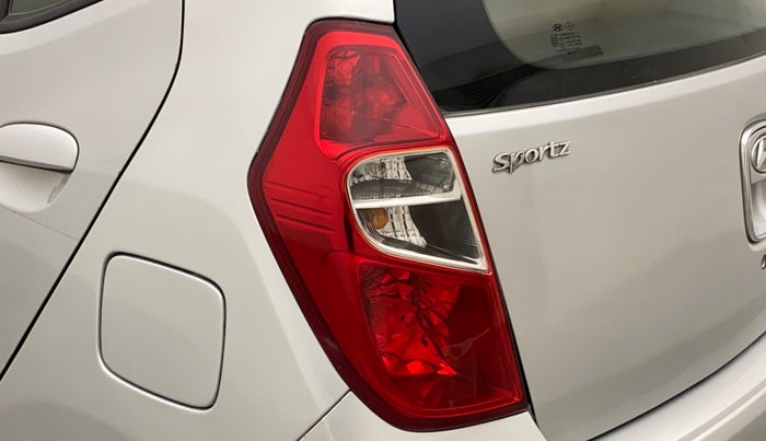 2016 Hyundai i10 SPORTZ 1.1, Petrol, Manual, 48,427 km, Left tail light - Minor scratches