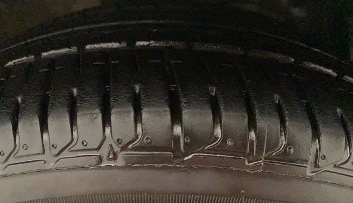 2017 Maruti Ciaz ZDI+ SHVS, Diesel, Manual, 61,353 km, Left Rear Tyre Tread