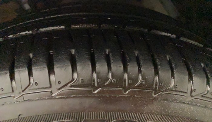 2017 Maruti Ciaz ZDI+ SHVS, Diesel, Manual, 61,353 km, Left Front Tyre Tread