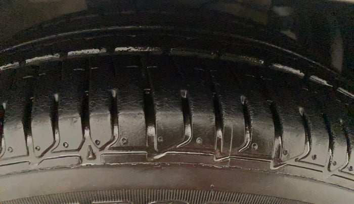 2017 Maruti Ciaz ZDI+ SHVS, Diesel, Manual, 61,353 km, Right Front Tyre Tread