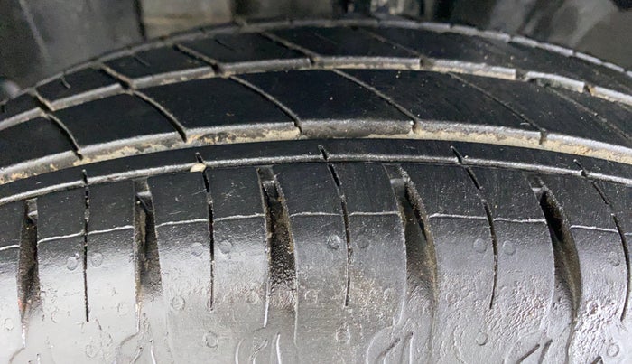 2021 Renault Kwid 1.0 RXT Opt AT, Petrol, Automatic, 5,622 km, Left Front Tyre Tread