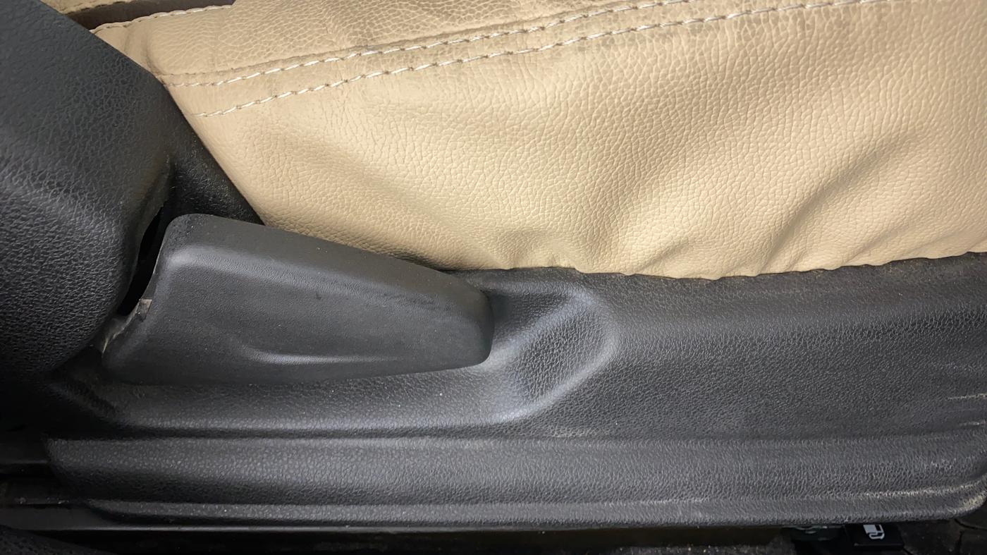 2021 Renault Kwid 1.0 RXT Opt AT, Petrol, Automatic, 5,622 km, Driver Side Adjustment Panel