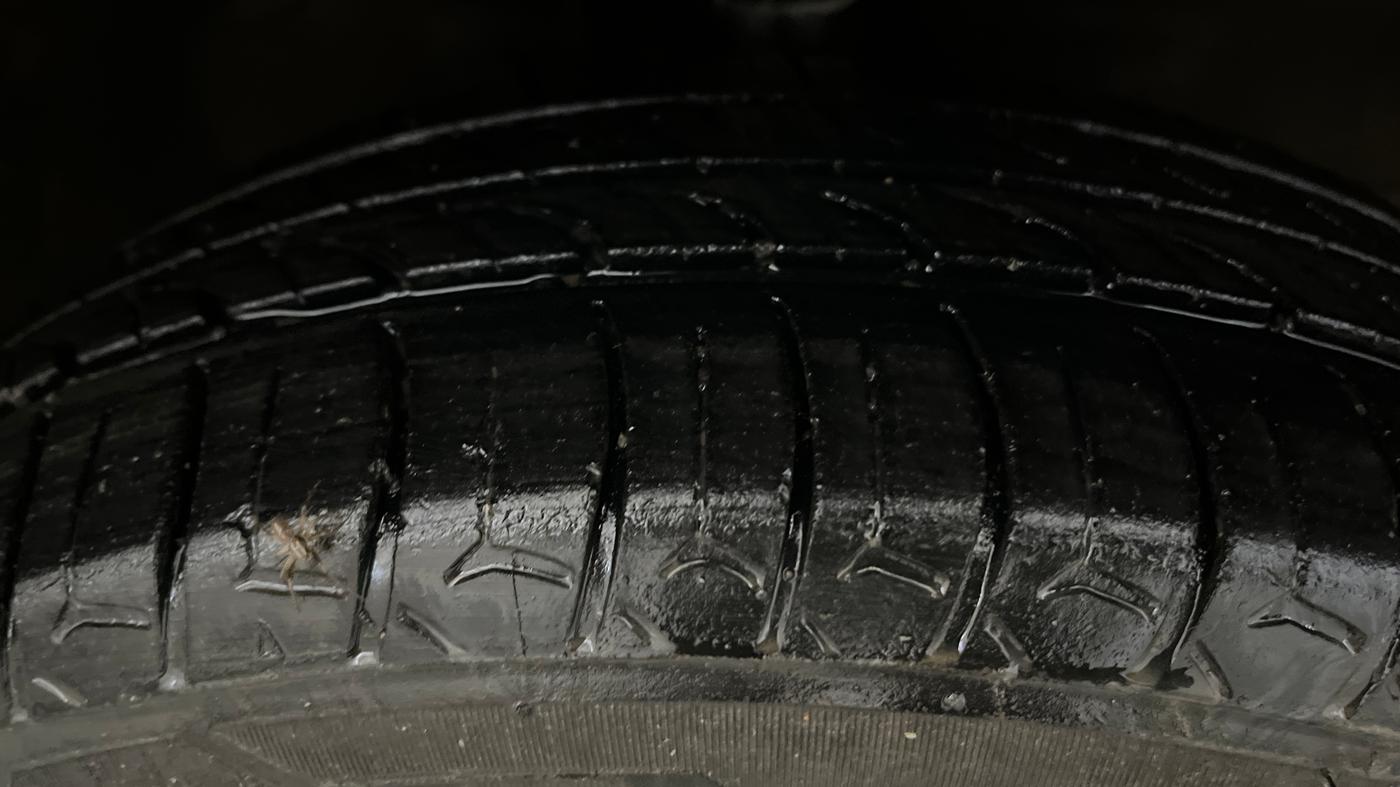 2016 Maruti Wagon R 1.0 VXI, Petrol, Manual, 92,127 km, Right Front Tyre Tread