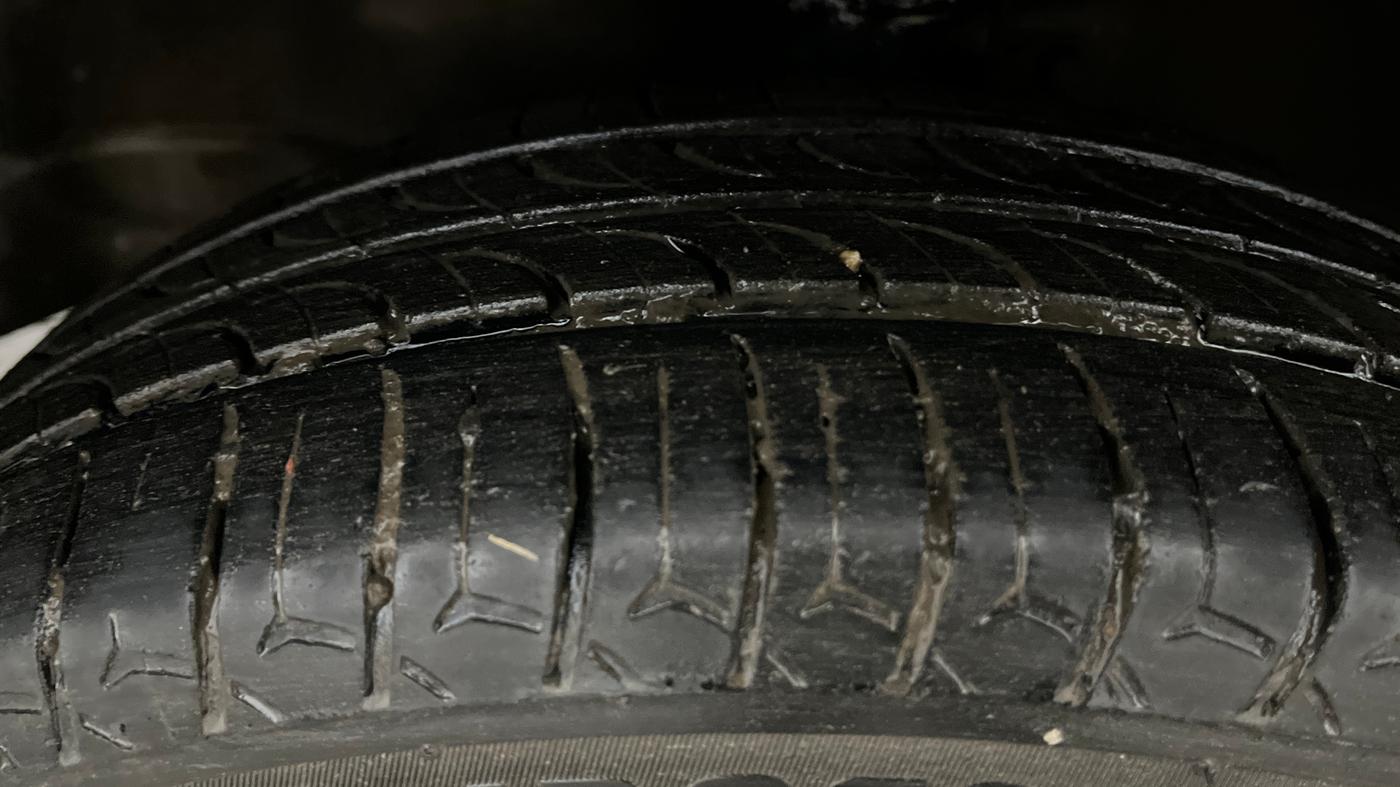 2016 Maruti Wagon R 1.0 VXI, Petrol, Manual, 92,127 km, Left Front Tyre Tread