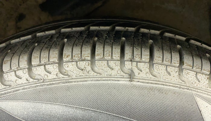 2013 Hyundai i10 MAGNA 1.2, CNG, Manual, 1,06,607 km, Left Rear Tyre Tread