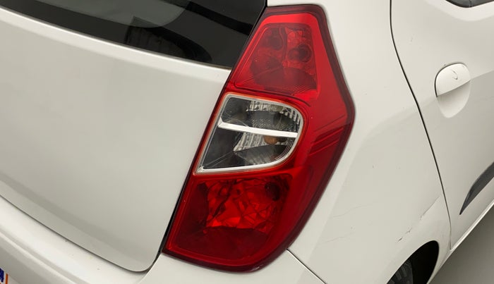 2013 Hyundai i10 MAGNA 1.2, CNG, Manual, 1,06,607 km, Right tail light - Minor scratches
