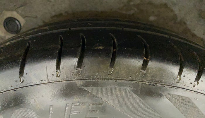 2013 Hyundai i10 MAGNA 1.2, CNG, Manual, 1,06,607 km, Right Rear Tyre Tread