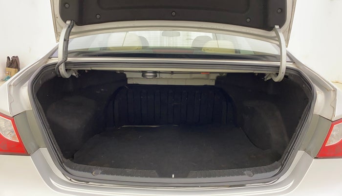 2012 Hyundai Sonata 2.4 GDI MT, Petrol, Manual, 1,07,044 km, Boot Inside