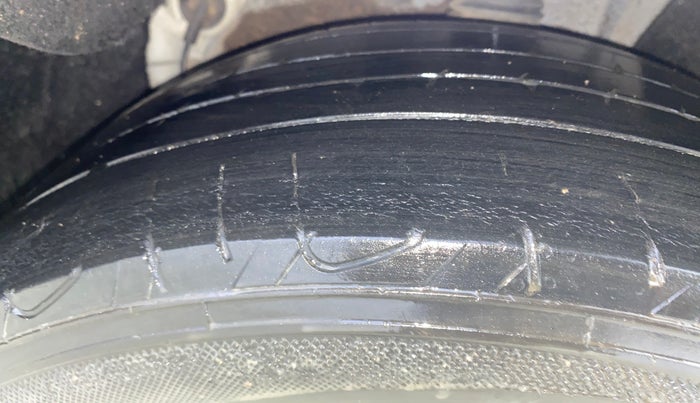 2012 Hyundai Sonata 2.4 GDI MT, Petrol, Manual, 1,07,044 km, Left Rear Tyre Tread