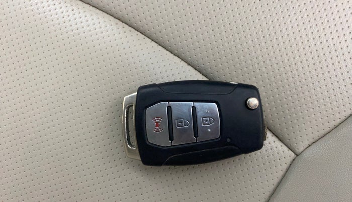 2021 Mahindra XUV300 W8 (O) 1.5 DIESEL AMT, Diesel, Automatic, 74,395 km, Key Close Up