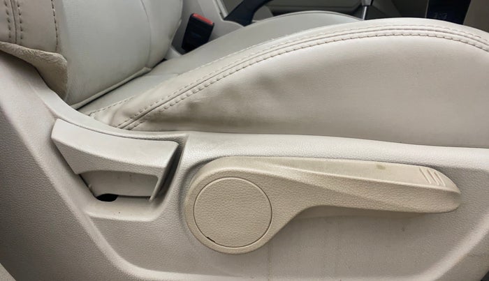 2021 Mahindra XUV300 W8 (O) 1.5 DIESEL AMT, Diesel, Automatic, 74,395 km, Driver Side Adjustment Panel