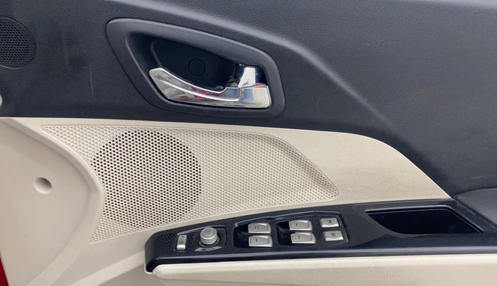 2021 Mahindra XUV300 W8 (O) 1.5 DIESEL AMT, Diesel, Automatic, 74,395 km, Driver Side Door Panels Control