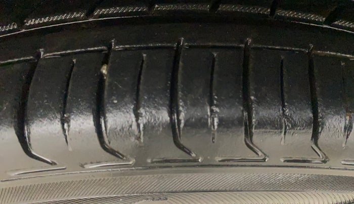 2021 Mahindra XUV300 W8 (O) 1.5 DIESEL AMT, Diesel, Automatic, 74,395 km, Right Front Tyre Tread