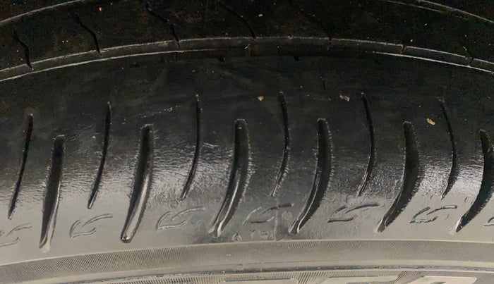 2021 Mahindra XUV300 W8 (O) 1.5 DIESEL AMT, Diesel, Automatic, 74,395 km, Right Rear Tyre Tread