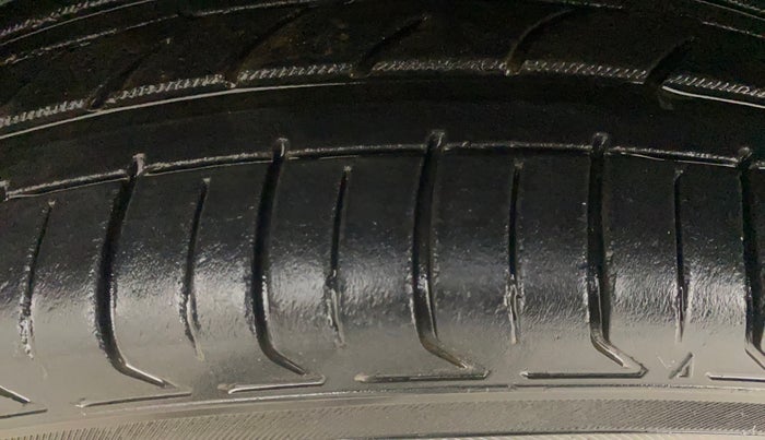 2021 Mahindra XUV300 W8 (O) 1.5 DIESEL AMT, Diesel, Automatic, 74,395 km, Left Front Tyre Tread