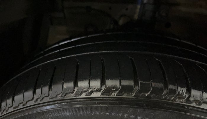 2016 Maruti Swift VXI O, Petrol, Manual, 62,752 km, Left Front Tyre Tread
