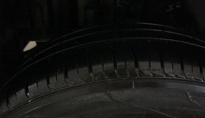 2016 Maruti Swift VXI O, Petrol, Manual, 62,752 km, Right Rear Tyre Tread
