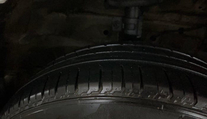 2016 Maruti Swift VXI O, Petrol, Manual, 62,752 km, Right Front Tyre Tread
