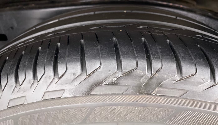 2016 Toyota Innova Crysta 2.8 ZX AT 7 STR, Diesel, Automatic, 73,959 km, Left Rear Tyre Tread