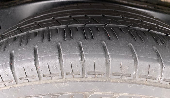 2016 Toyota Innova Crysta 2.8 ZX AT 7 STR, Diesel, Automatic, 73,959 km, Right Rear Tyre Tread