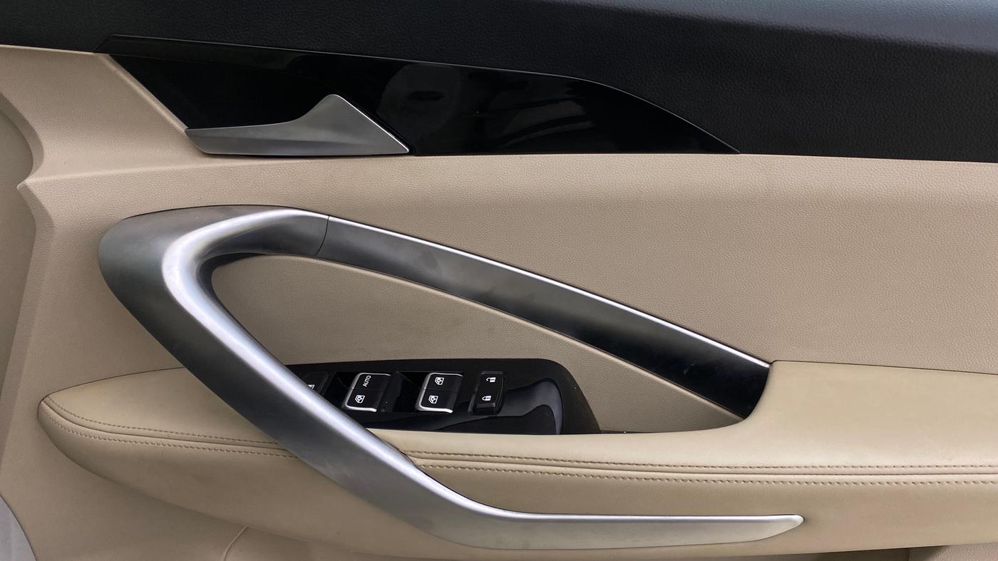 2023 MG HECTOR SHARP 2.0 DIESEL DUAL TONE, Diesel, Manual, 53,103 km, Driver Side Door Panels Control