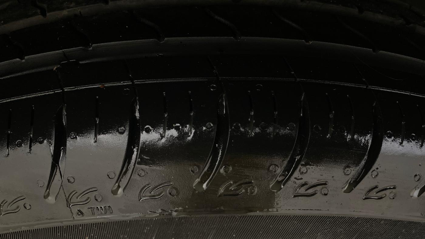 2025 Maruti Swift VXi (O) AMT, Petrol, Automatic, 2,472 km, Right Rear Tyre Tread