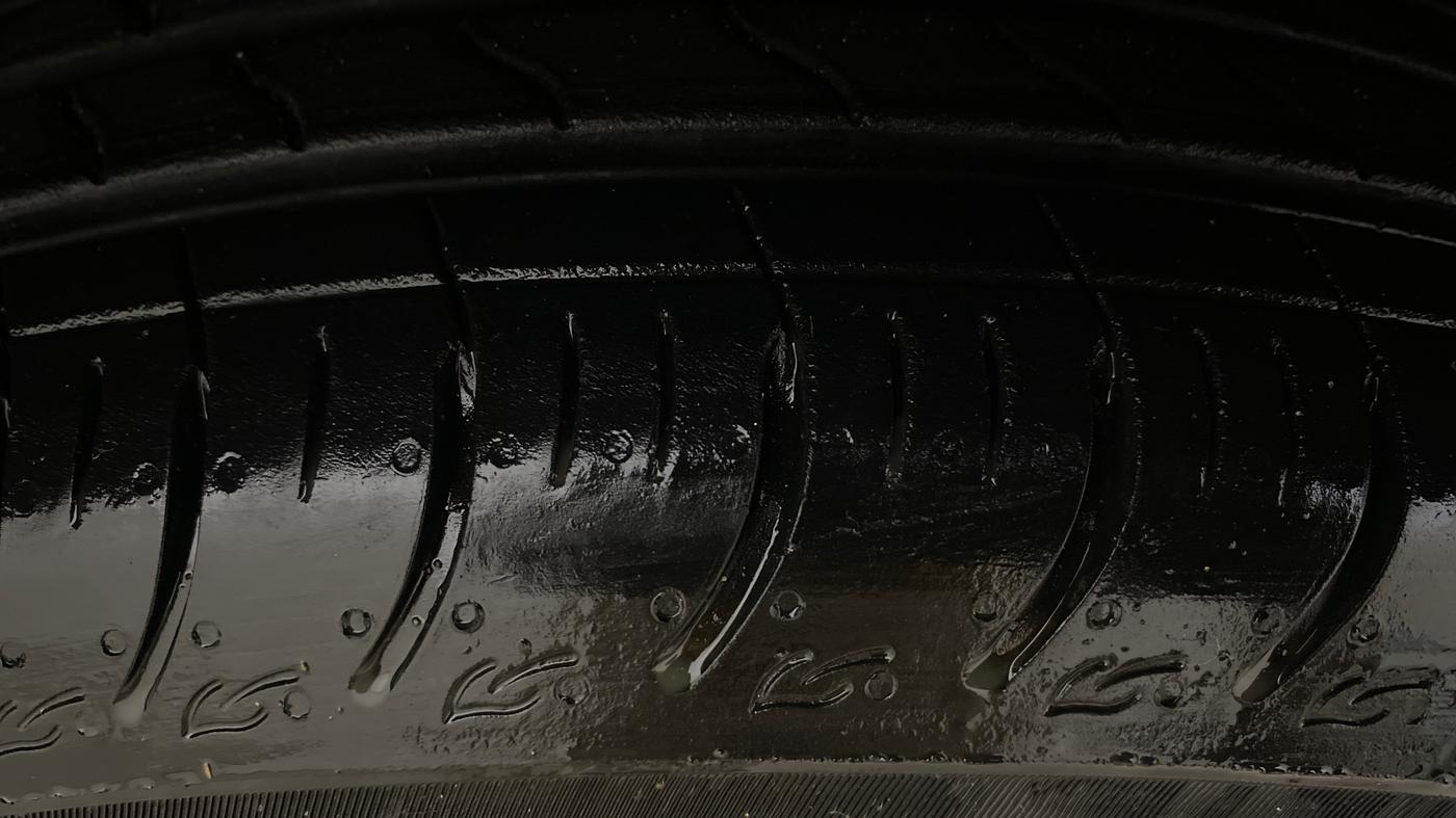 2025 Maruti Swift VXi (O) AMT, Petrol, Automatic, 2,472 km, Right Front Tyre Tread