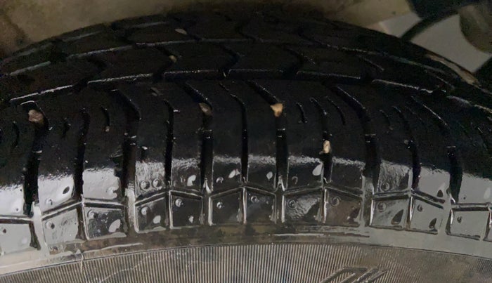 2011 Maruti Ritz VXI, Petrol, Manual, 35,952 km, Left Front Tyre Tread